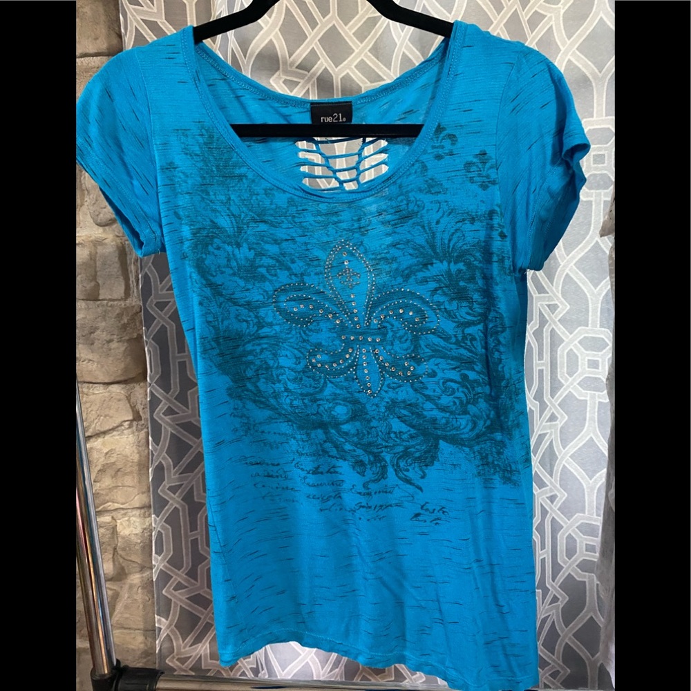 Rue 21 blue ⚜️fleur- de-lis tee⚜️
